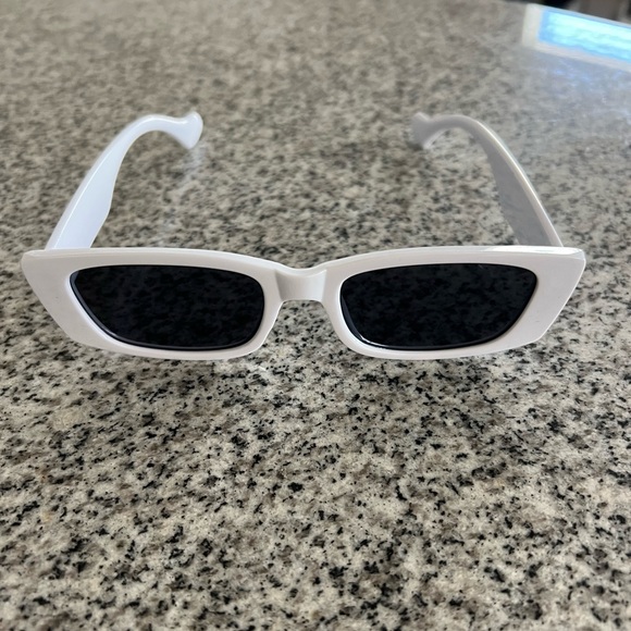 White Square Round sunglasses - Picture 1 of 3